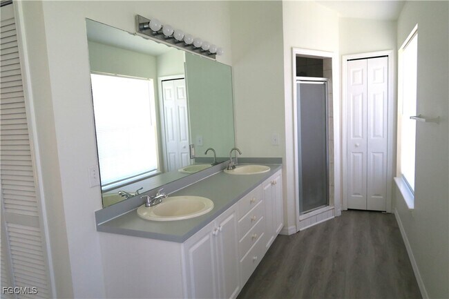 Building Photo - 2309 SE 5th Pl