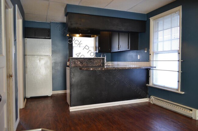 Building Photo - 825 Avenue C