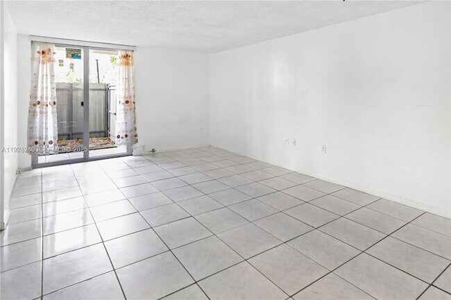 Building Photo - 10000 NW 80th Ct