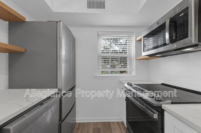 Building Photo - 1301 E Abingdon Dr