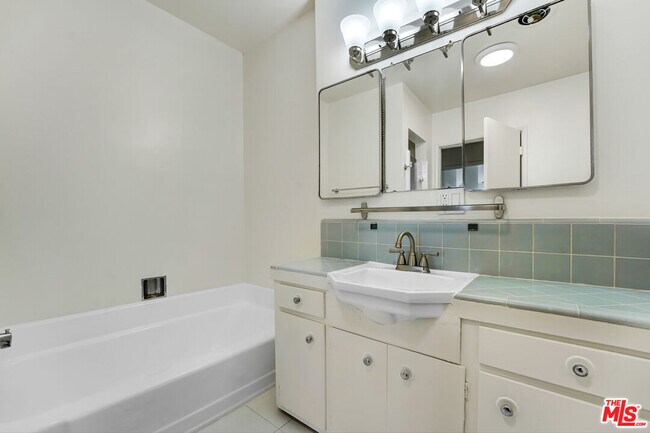 Building Photo - 1433 Hayworth Ave