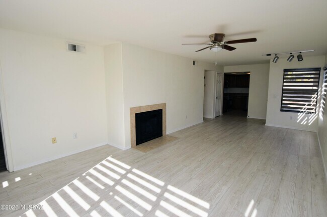 Building Photo - 5855 N Kolb Rd