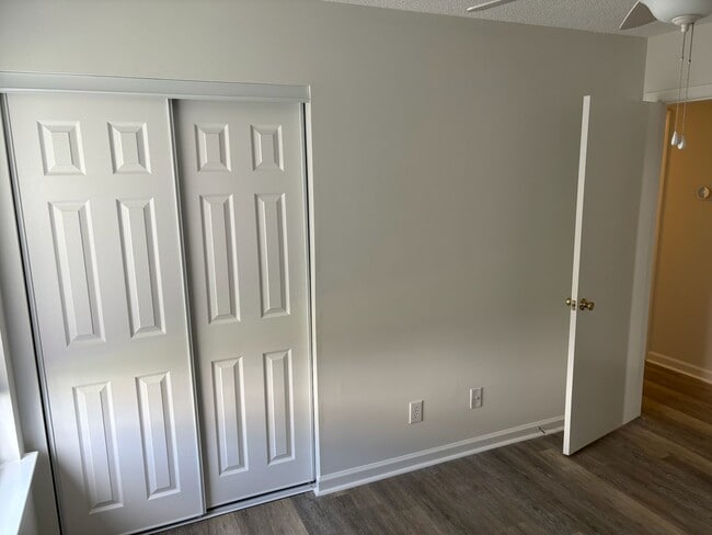 Building Photo - 1st Floor, 3 Bedroom, 2 Bath, Lakeside Con...