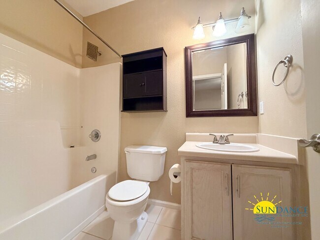 Building Photo - Updated 2 Bedroom Home in Fort Walton Beach!