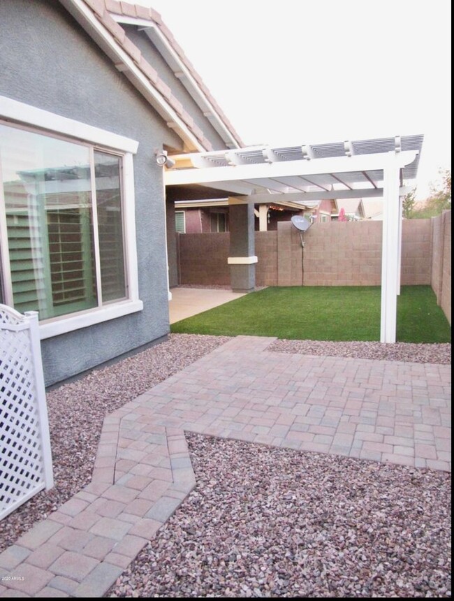 Building Photo - Beautiful 4 Bedroom Single Level Home Loca...