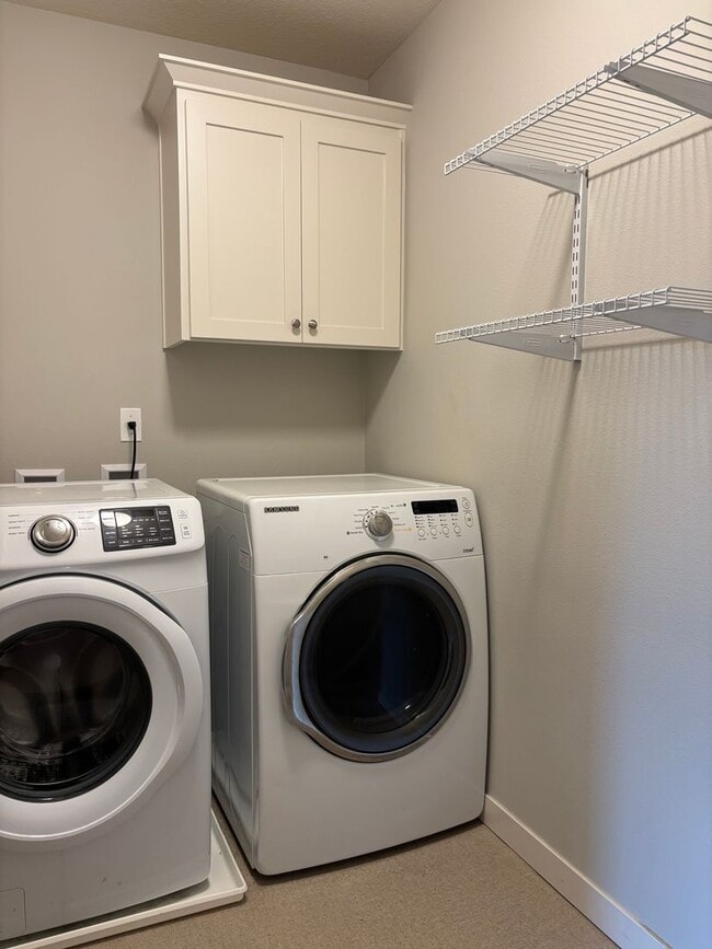 Building Photo - Newer 2 Story Home in Newberg   SHOWINGS  START  MAY 15th