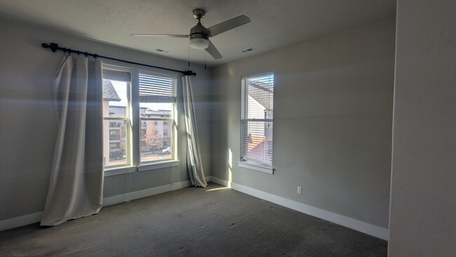 Suite bedroom - 315 E Oak Hollow Dr