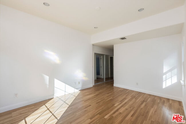 Building Photo - 1557 N Stanley Ave