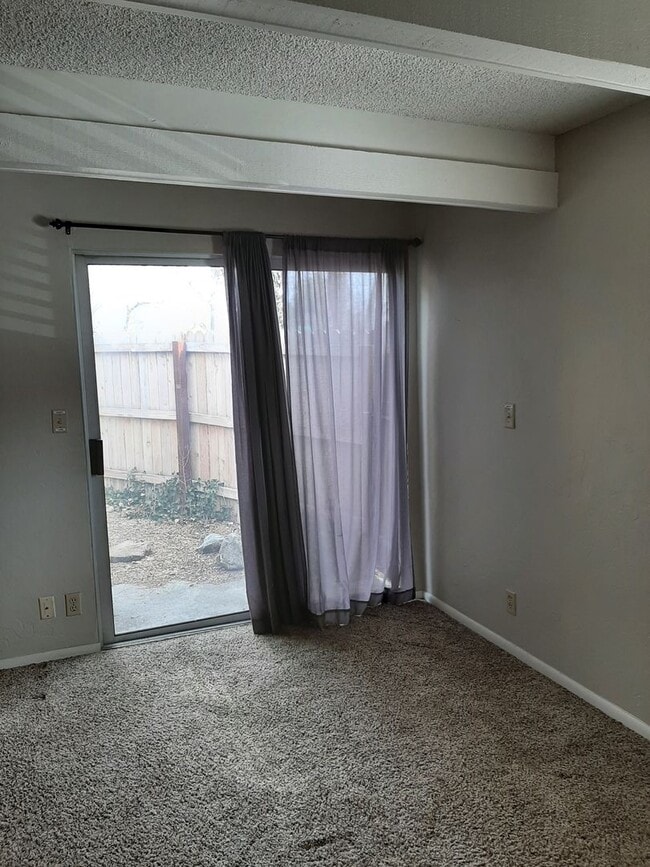 Building Photo - Charming Home Near the Prescott Square