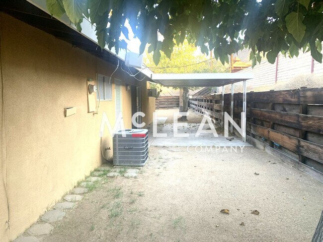 Building Photo - Three Bedroom Home in Beautiful Neighborhood