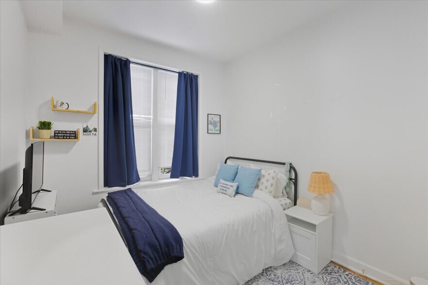 Building Photo - 2350 W Charleston St