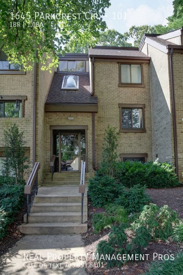 Building Photo - 1645 Parkcrest Cir