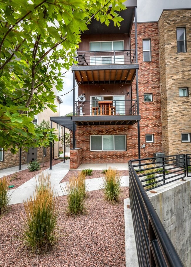 Building Photo - Urbanite Living near Downtown 3 Bed End Unit Townhouse