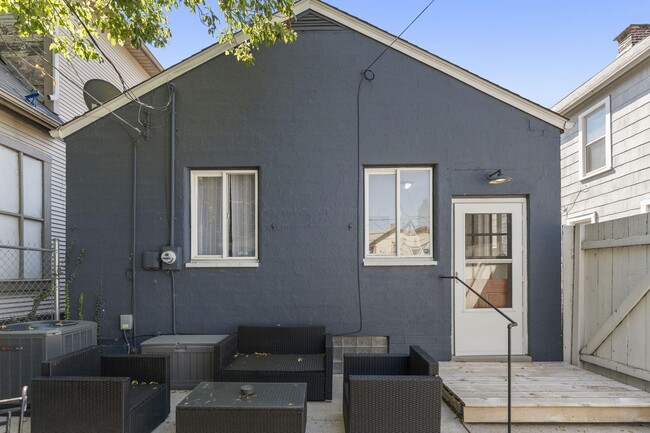 Building Photo - 422 E Whittier St
