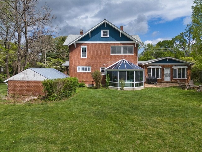 Building Photo - Spacious Living in a Prime Christiansburg Location