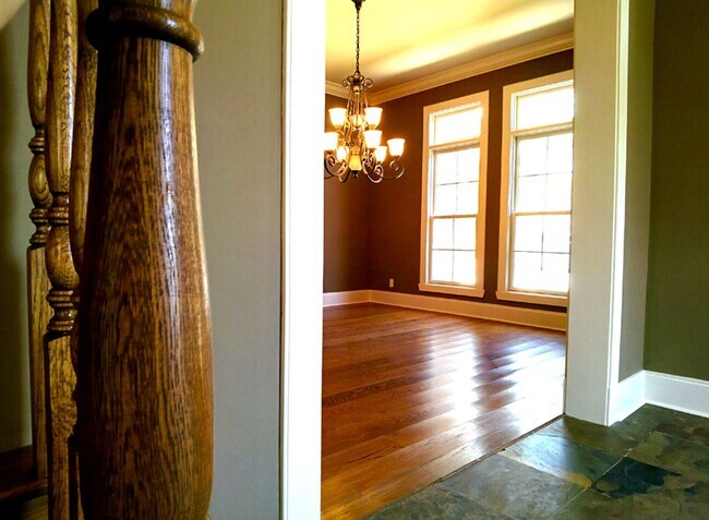Building Photo - 4 Bedroom Luxury Townhome - Great Location