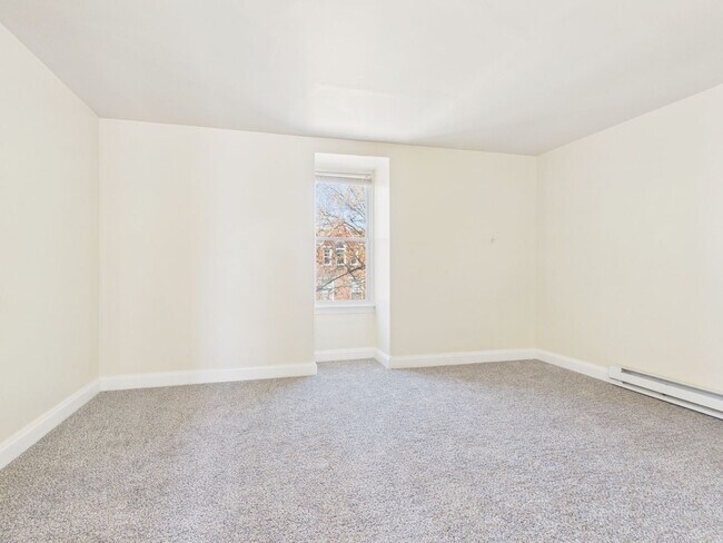 Building Photo - Large 4 Bedroom Single Family on Reily St.