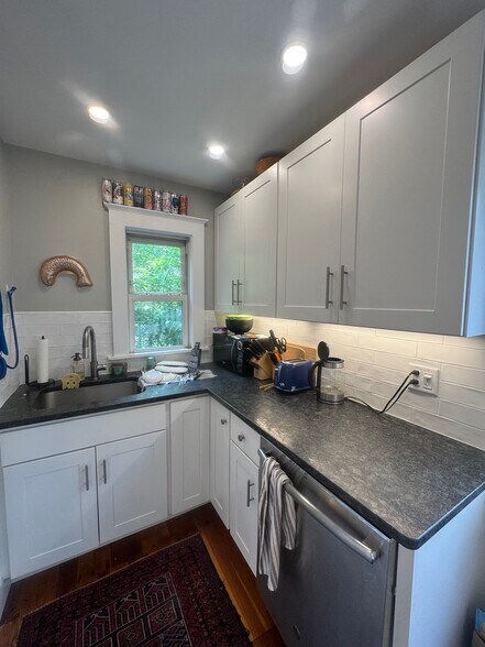 Building Photo - 16 Corinthian Rd