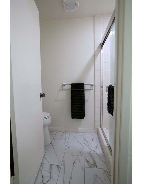 Primary shower - 1718 Sinaloa Rd