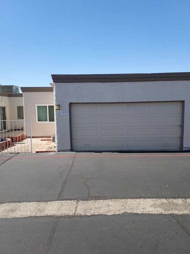 Building Photo - SINGLE STORY TOWN HOME 3 BEDROOM 2 BATH WI...