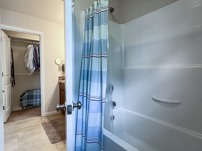 Building Photo - Great 3 Bedroom 2.5 Bathroom Townhouse End Unit!  2 Car Garage  + Washer & Dryer! Near Nike, Inte...