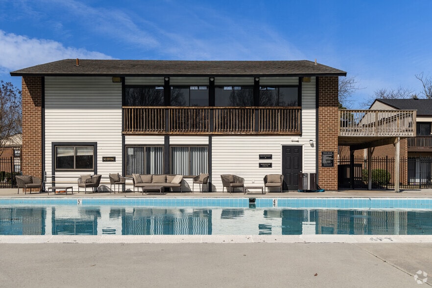 Pool - Pembroke Lake Apartments
