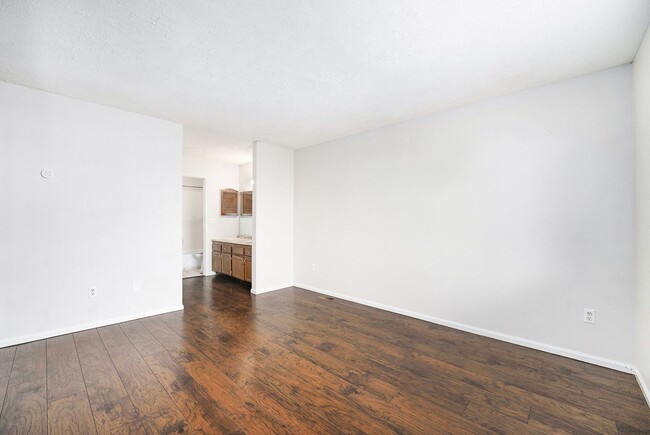 Building Photo - Charming 2 Bed, 2 Bath Condo with Loft in ...