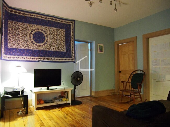 Building Photo - Great four bed, two bath, laundry in unit, heat included