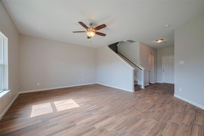 Building Photo - 5123 Oak Briar Ln