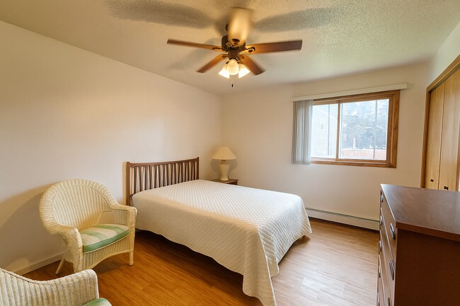 Building Photo - One level living w/ Attached Garage Available July!