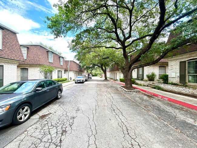 Building Photo - MOVE IN SPECIAL Upstairs Condo with Premium Amenities & Hardwood Floors!