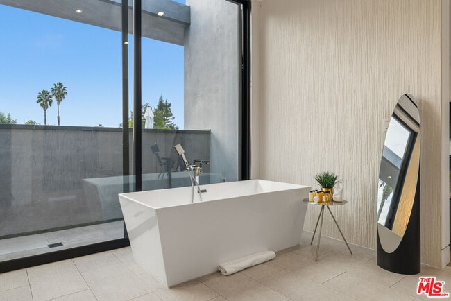 Building Photo - 5365 Vanalden Ave