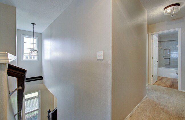 Building Photo - Large 2 Story 4bd 2.5ba Home in Vancouver