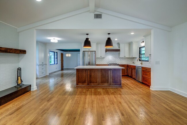 Building Photo - Coming Soon! - 9/24 Renovated Mid-Century ...