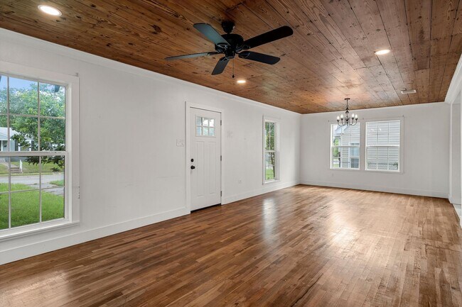 Building Photo - Beautifully Updated 2/2 Cottage - Available now!