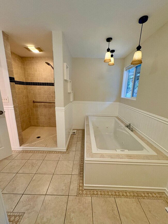 Building Photo - $1500 Off First Month! Remodeled Shoreline Home