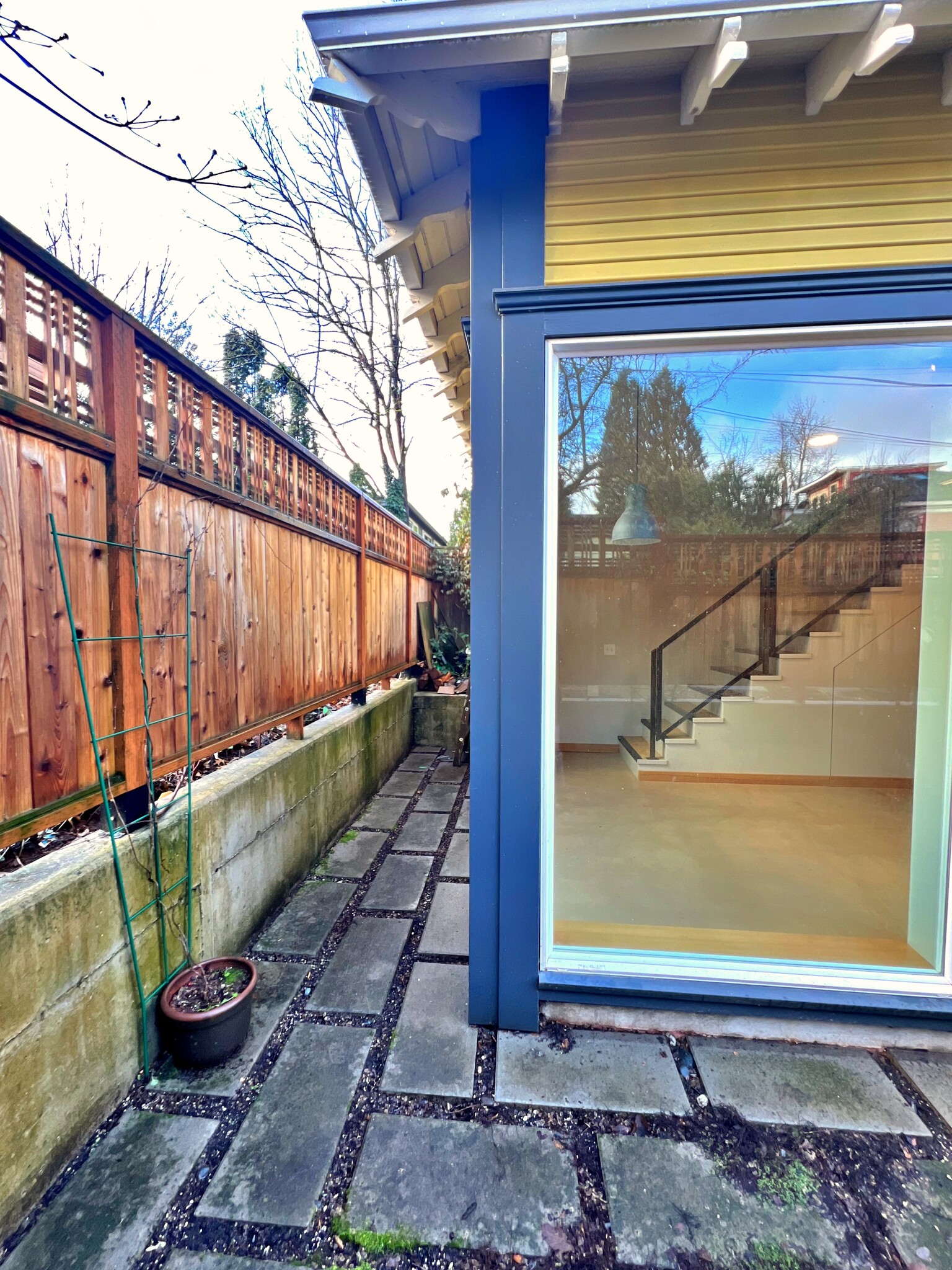 Building Photo - 417 SE 19th Ave