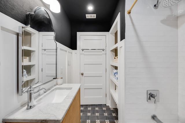 Building Photo - 5029 Locke Ave