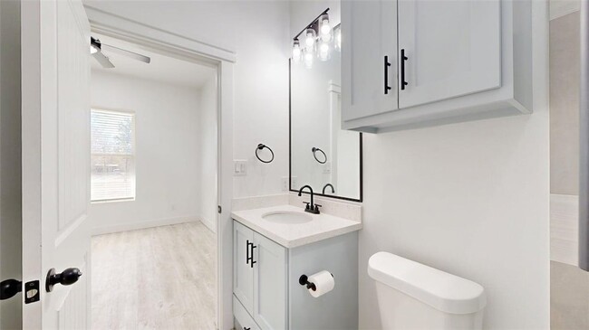 Building Photo - 4867 N Oakland Ln