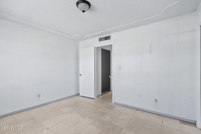 Building Photo - 3021 E Glen Dr