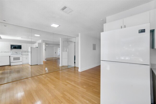 Building Photo - 2020 NW 33rd Ct