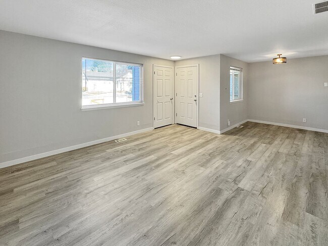 Building Photo - 7053-7055 W Ustick Rd