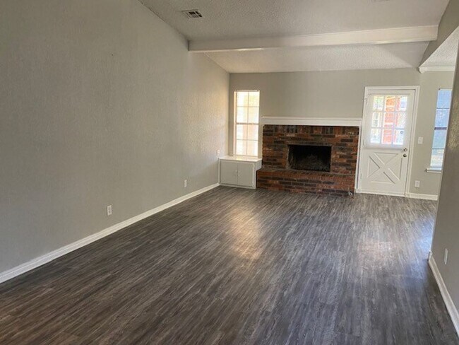 Building Photo - 4 Bed, 2 Bath Corner Lot in Broken Arrow!