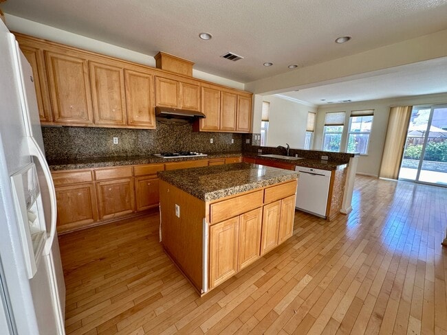 Building Photo - LUXURY HOME WITH BEAUTIFUL FINISHES CENTRA...