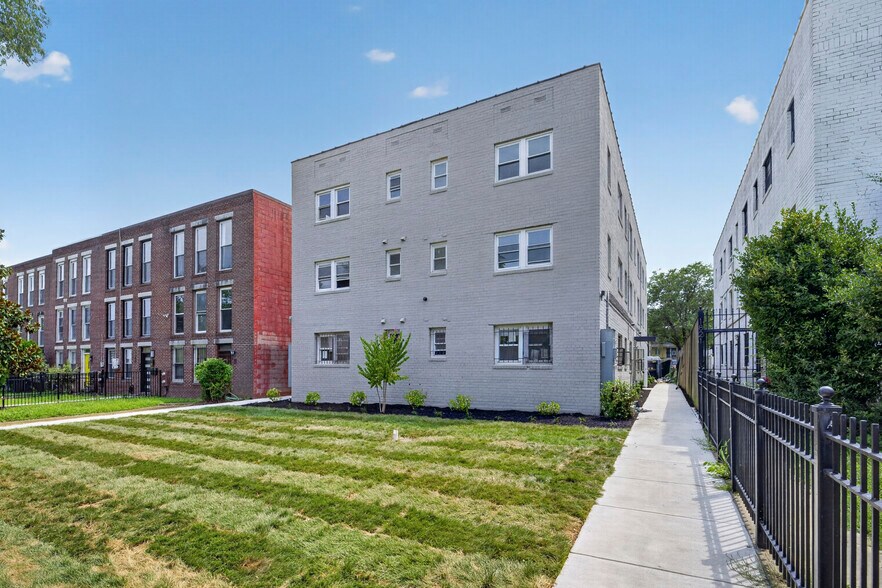 Building Photo - 1823 E Capitol St SE