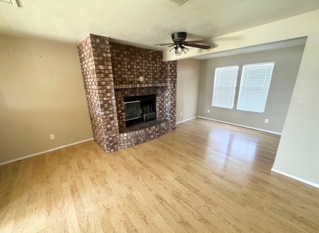 Building Photo - 2 Bed 2 Bath Ready To Move In ASAP!