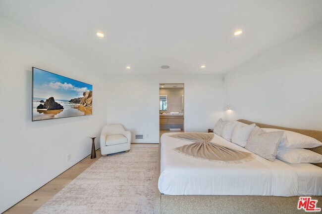 Building Photo - 8800 Hollywood Blvd