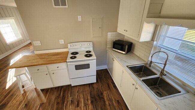 Building Photo - 5930 S New Hope Rd