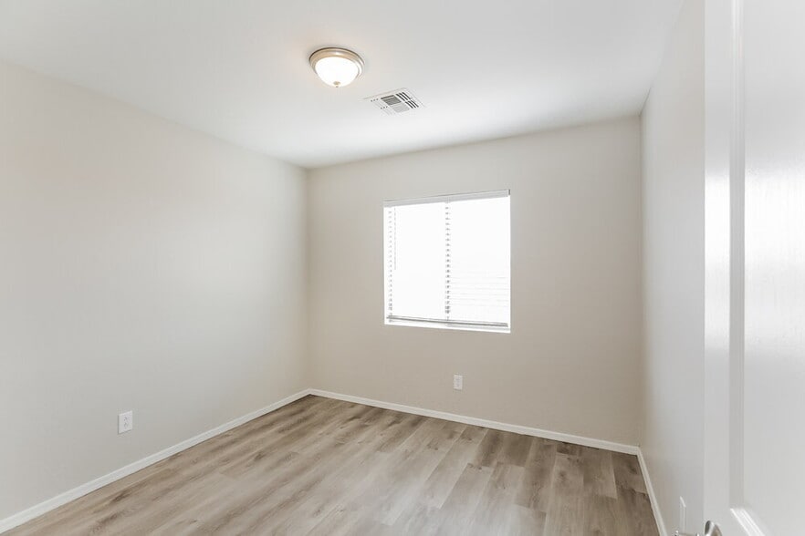 Building Photo - 1304 E Dunbar Dr