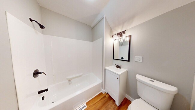 Building Photo - Madison/West Blvd neighborhood: 3 bedroom/1 bath single family home.